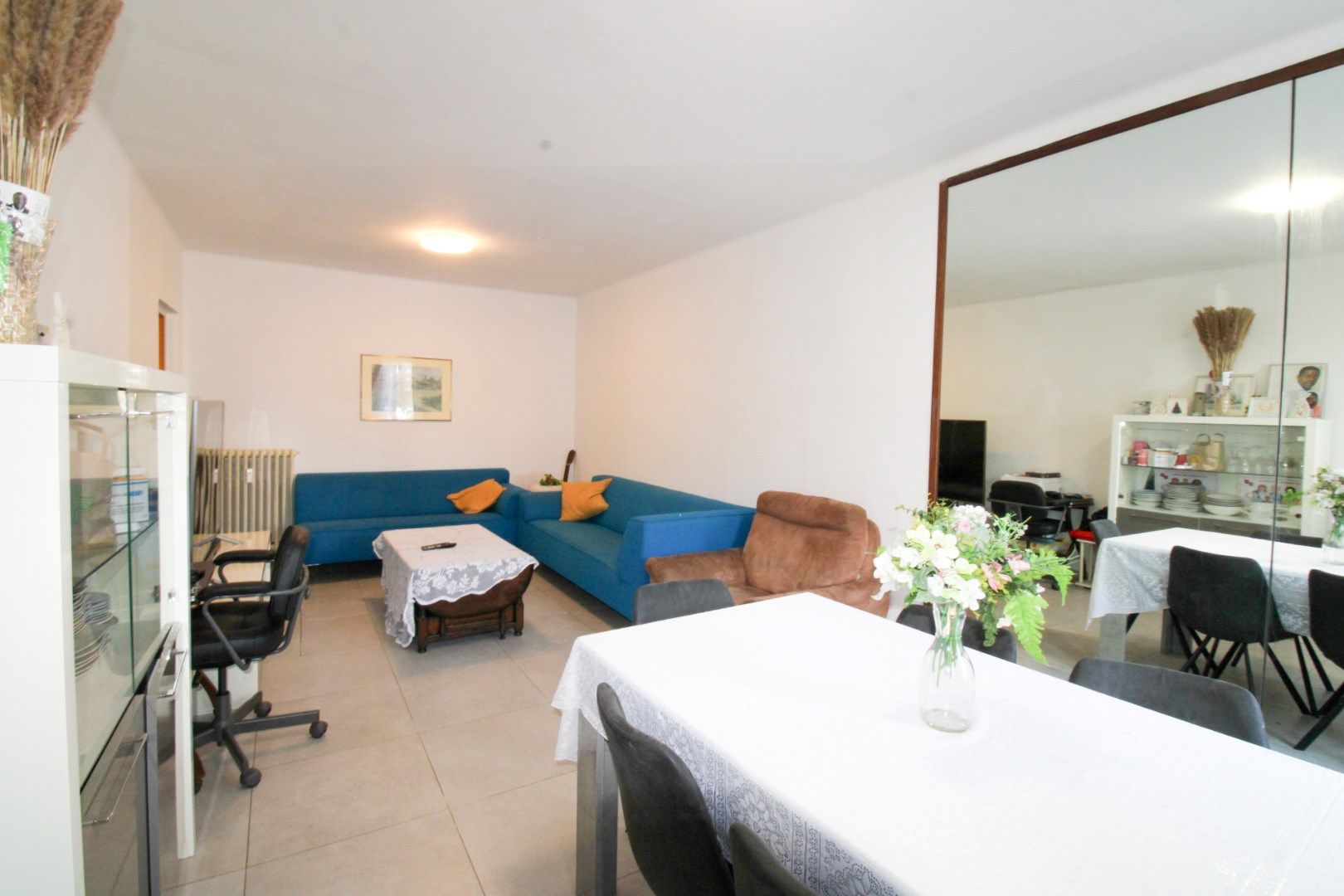 Uitzonderlijk ruim en centraal gelegen gelijkvloers appartement met drie slaapkamers, tuin én garage te koop in Deurne! foto 6