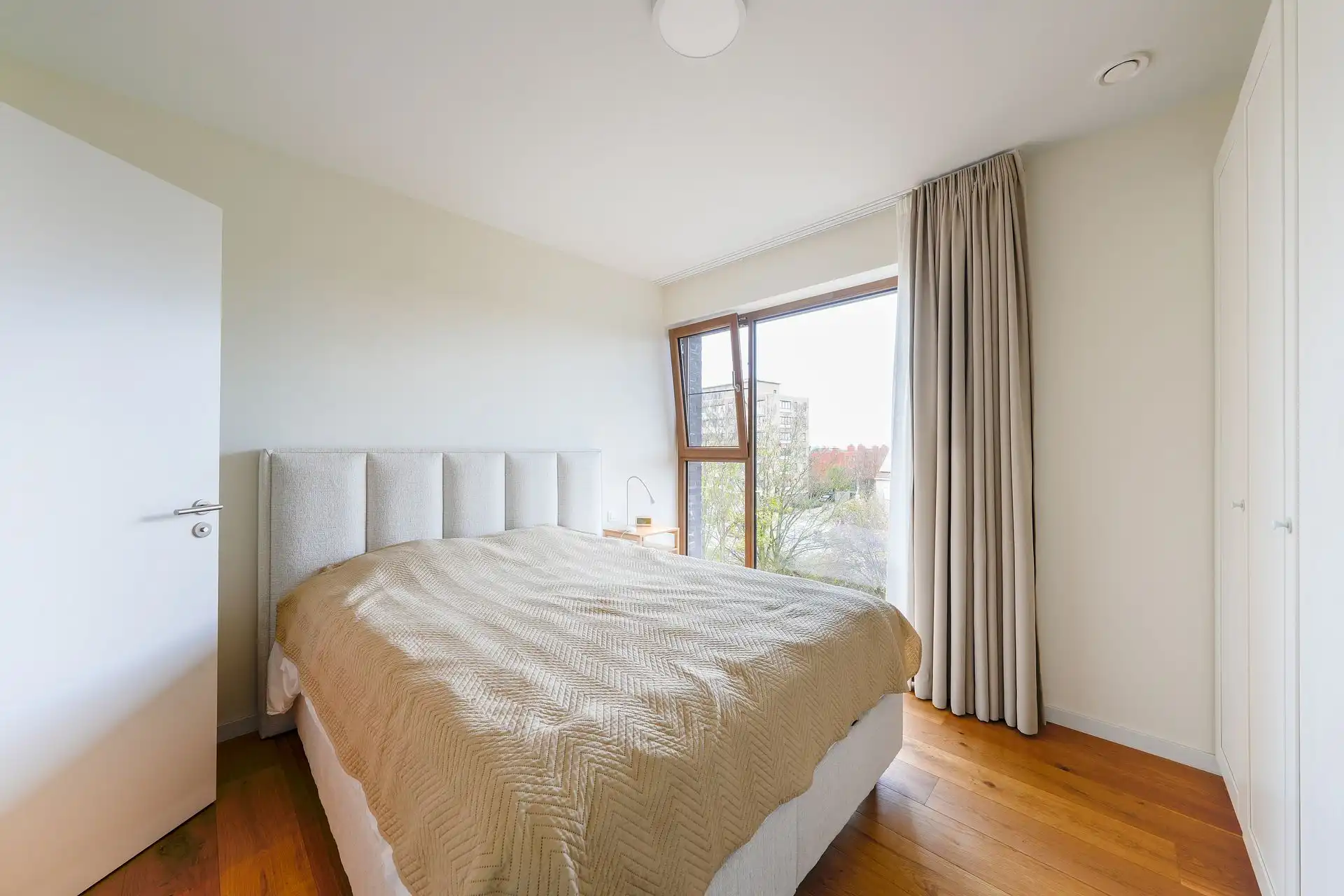 Modern BEN-appartement omringd door groen foto 13