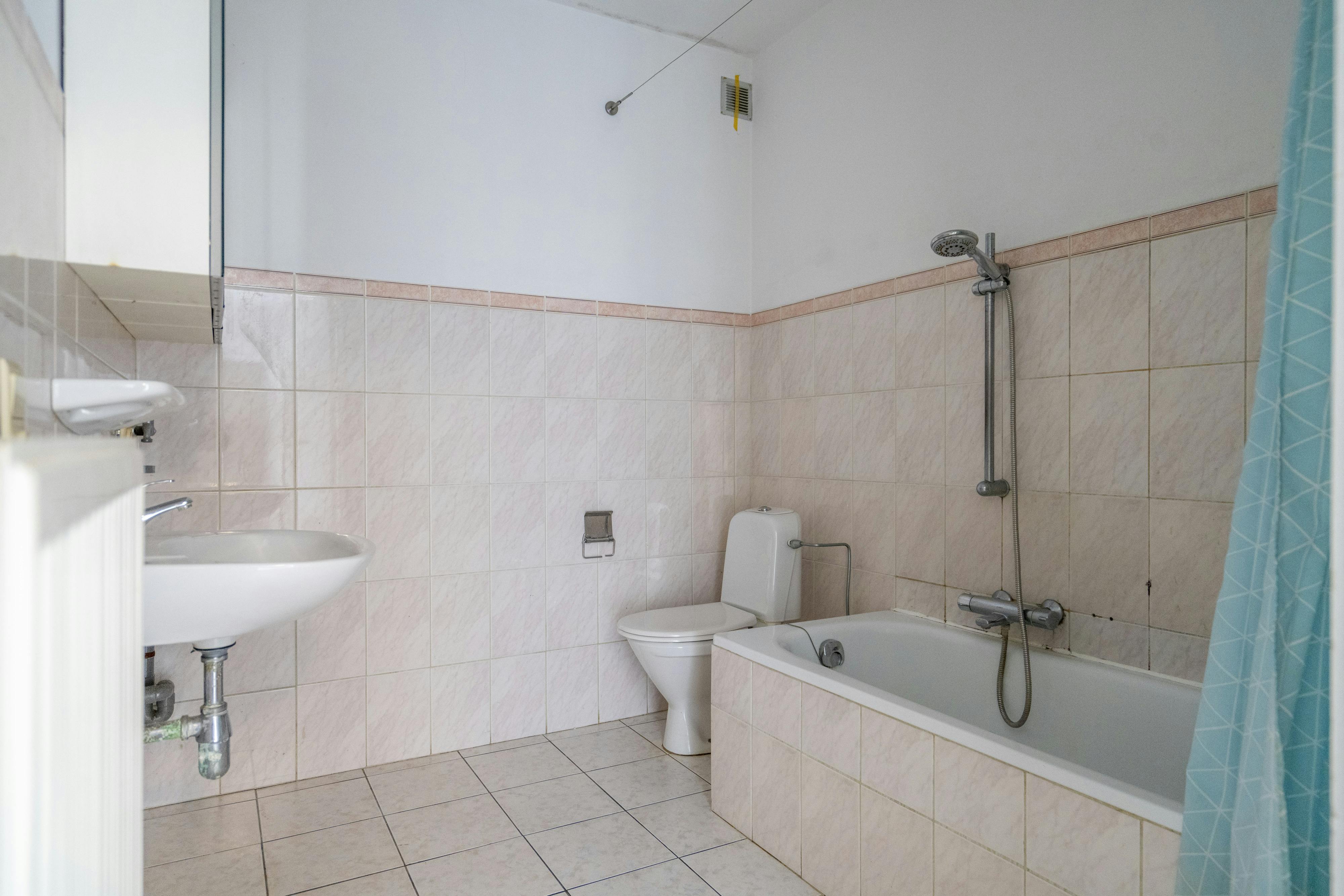 Ruim 3-slaapkamer-appartement met centrale ligging te koop in Kortrijk foto 9