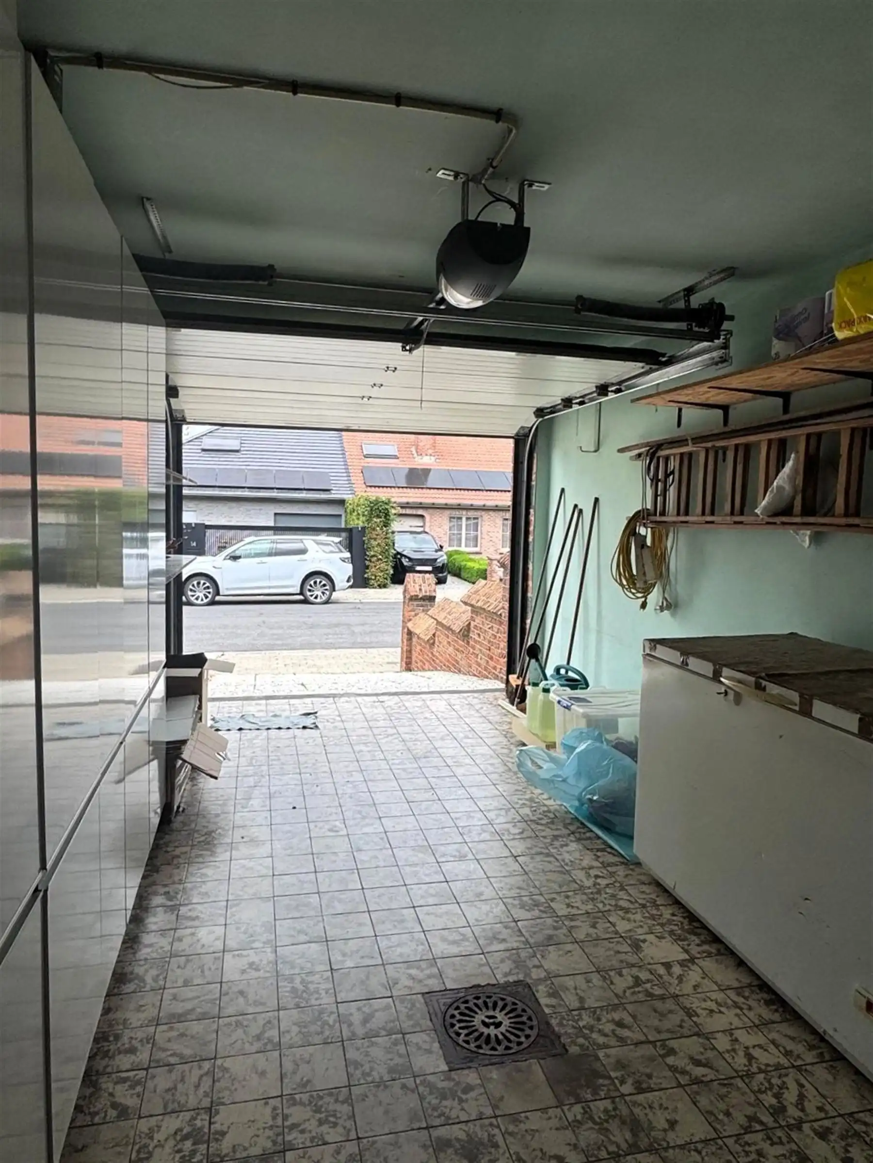 Ruime woning met drie slaapkamers en grote garage foto 6