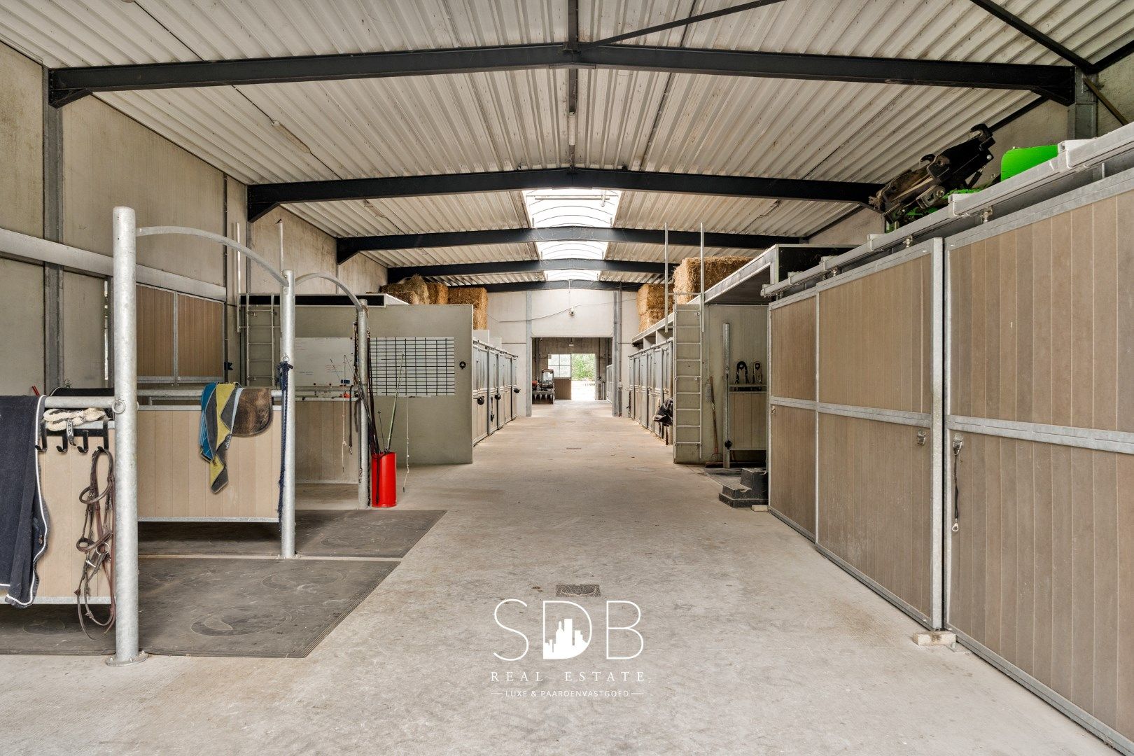 Prachtige villa met hippische accommodatie en graslanden op +/- 23 ha foto 38