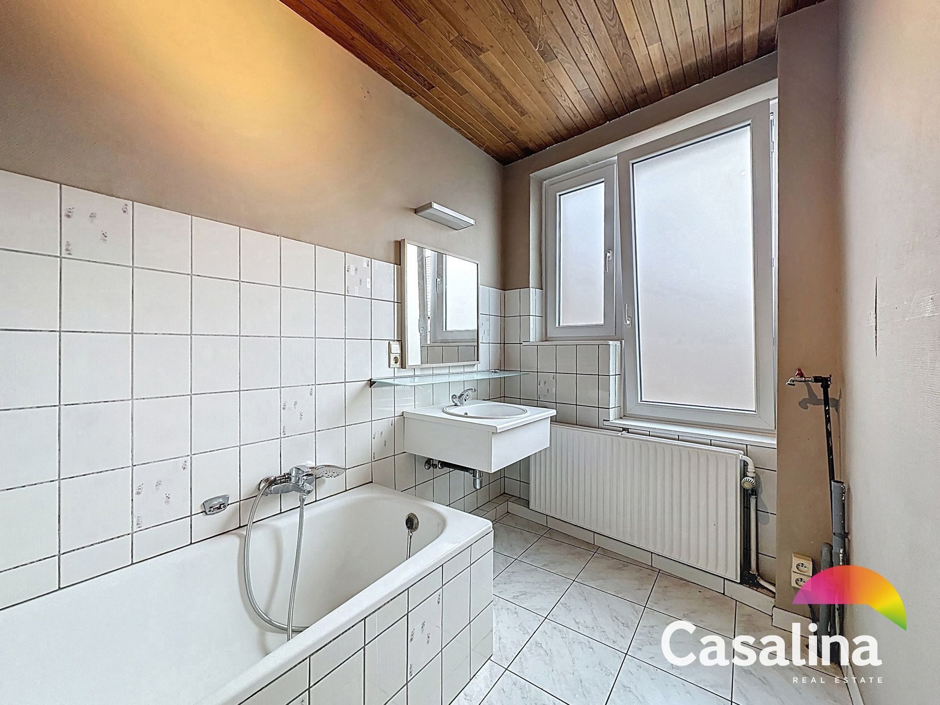 Een ruime te renoveren rijwoning van 207m² met zonnig terras foto 7