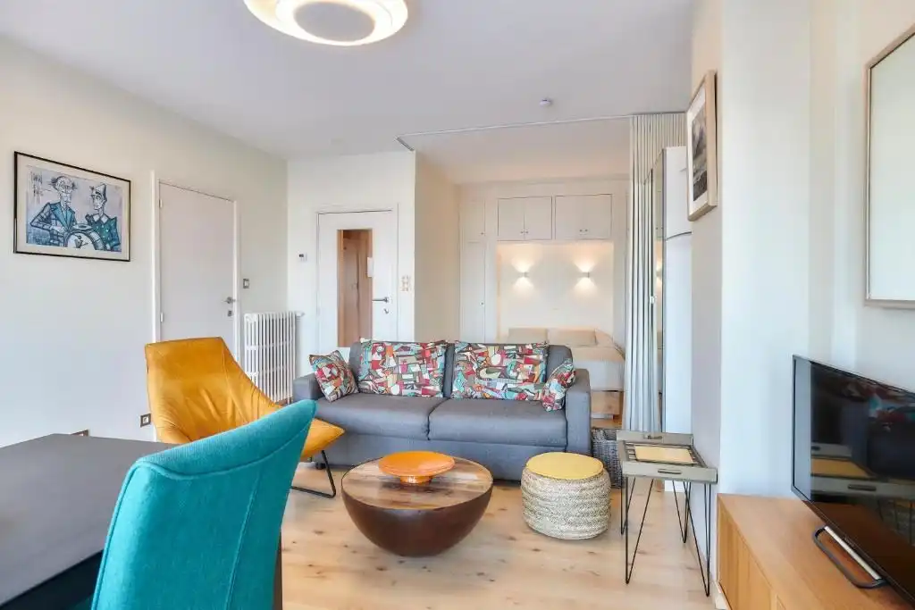 INSTAPKLARE STUDIO MET SCHITTEREND ZICHT OP ZEE  foto 3