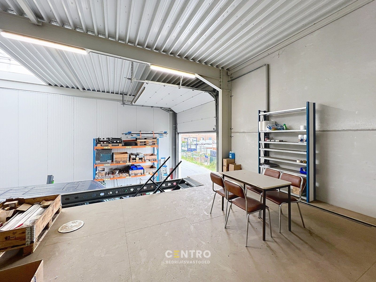 Instapklare OPSLAGRUIMTE / LOODS (216m²) voorzien van elektrische sectionaalpoort met aparte loopdeur en vrije hoogte van 7m! Op industriezone te Houthulst! foto 8