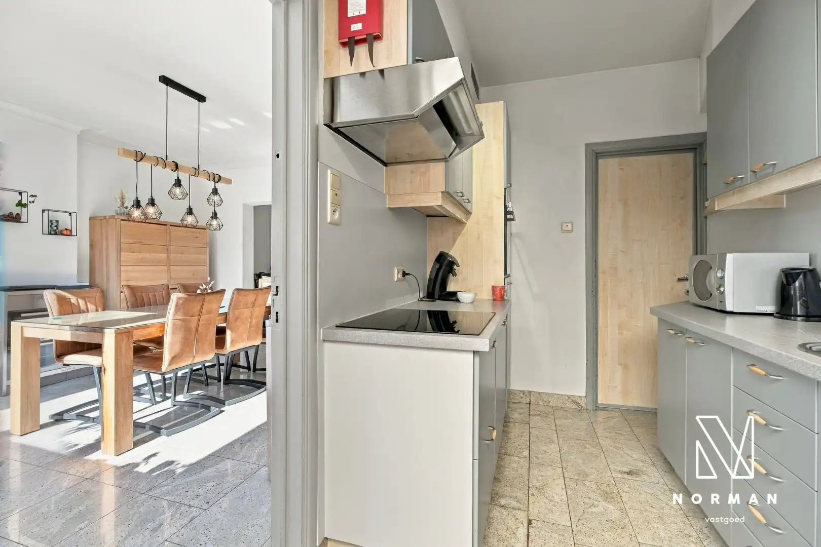 Stevige woning met 5 slaapkamers en praktijkruimte met parkeerplaats op commerciële ligging foto 7