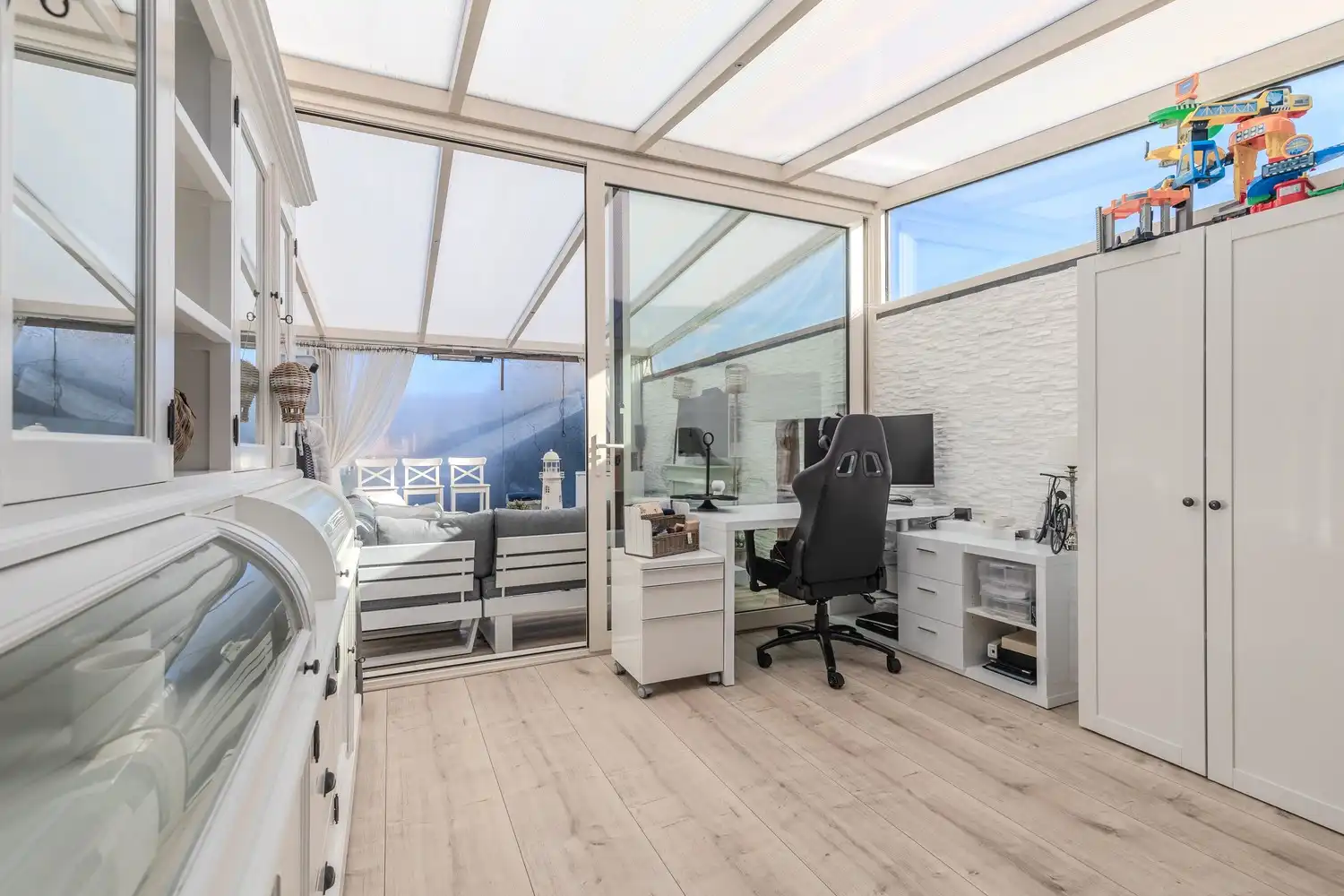 Stijlvolle, instapklare woning met vier slaapkamers, twee badkamers en verwarmd zwembad te koop in Lanaken foto 51