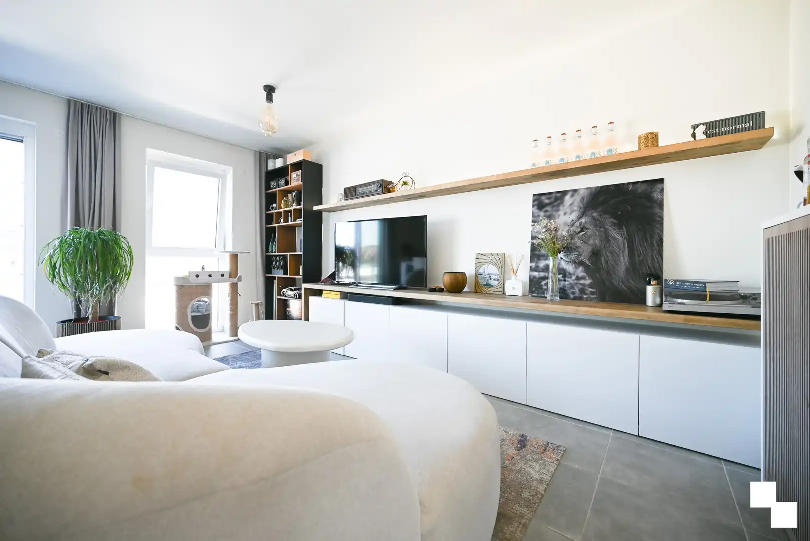 Instapklaar appartement met divers maatmeubilair te Izegem (Emelgem) foto 6
