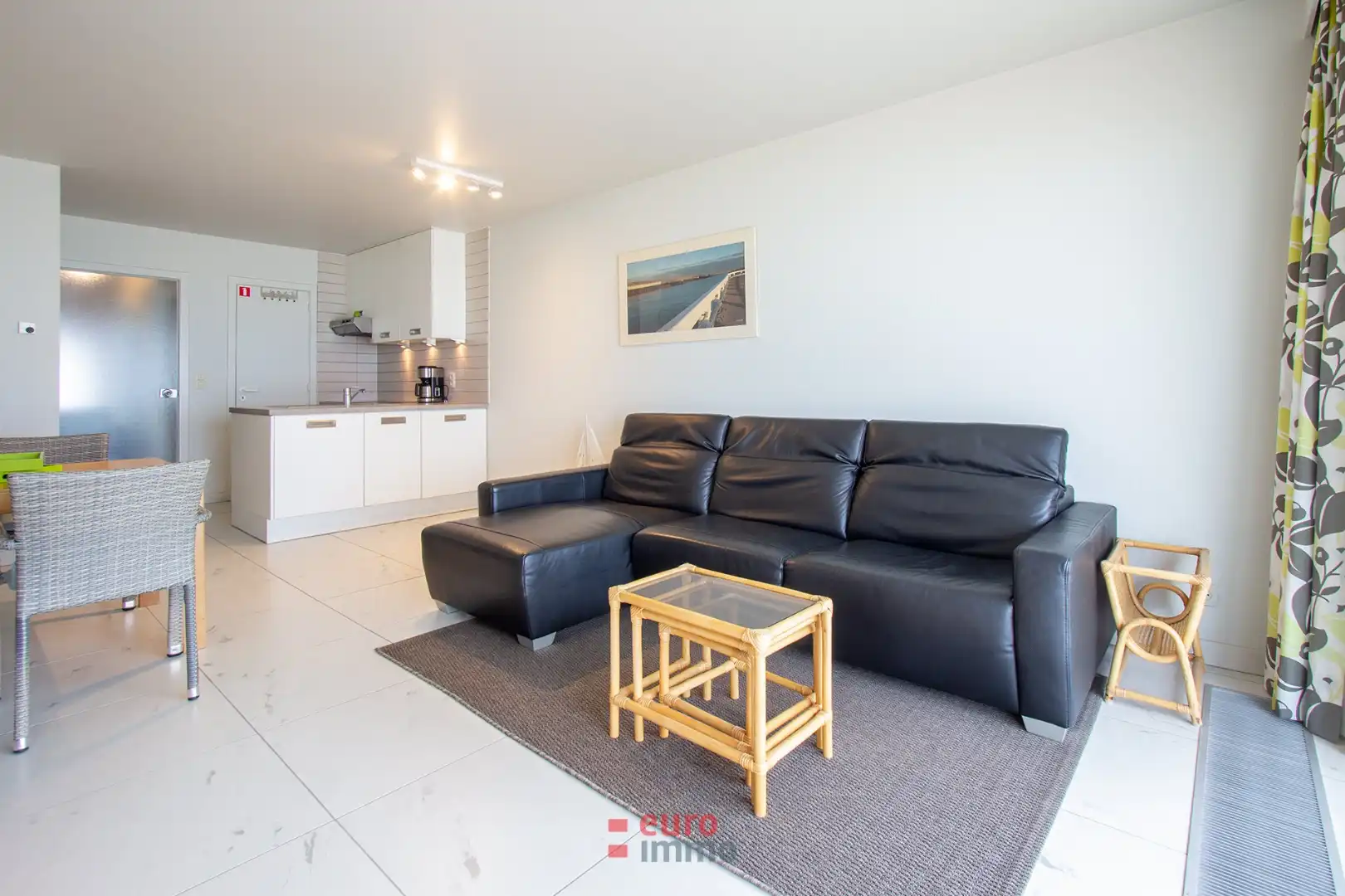 Lichtrijk appartement centraal op de Zeedijk van Nieuwpoort! foto 2