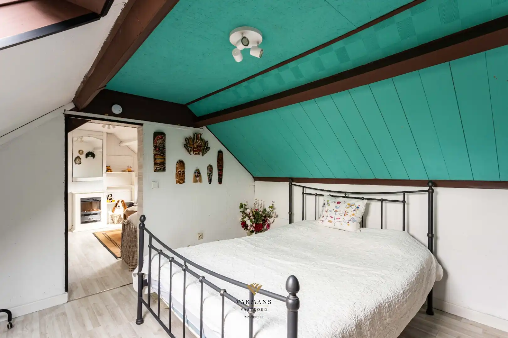 Ruime alleenstaande woning met garage in heuvelachtige omgeving foto 35