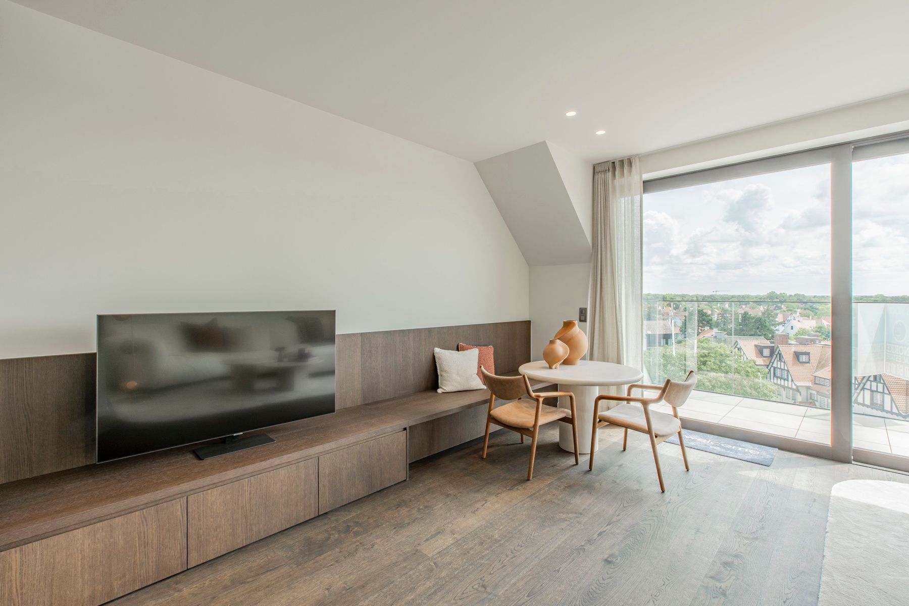 Nieuwbouw duplex penthouse met 2 zonneterrassen in hartje Zoute. foto 6