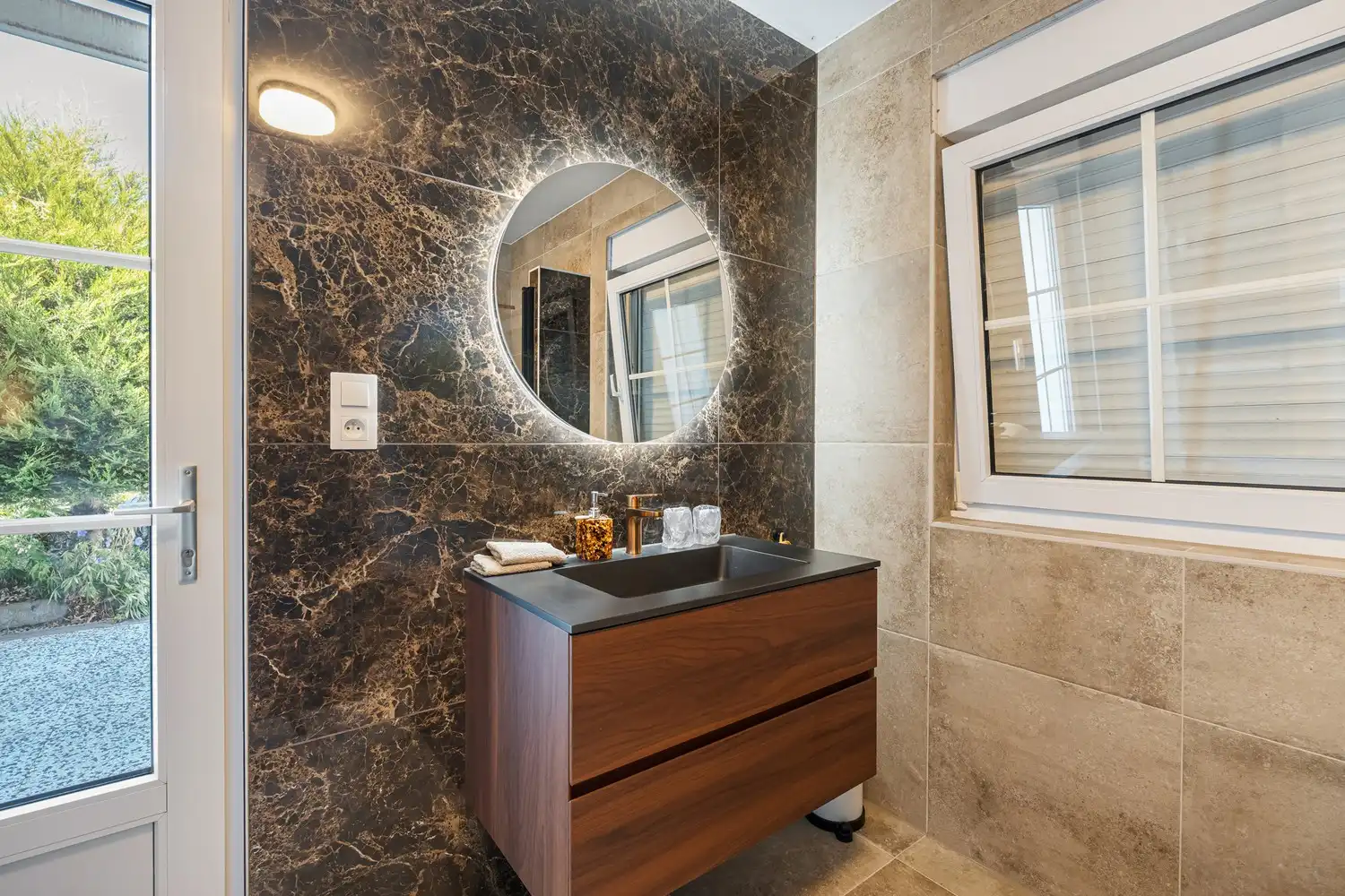 Exclusieve villa met royale leefruimtes op een unieke locatie foto 14