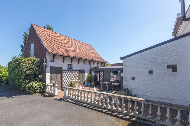 Hoofdfoto van de publicatie: Rustig gelegen, ruime te vernieuwen woning met tuin, garage ....(kijkt uit op de velden).