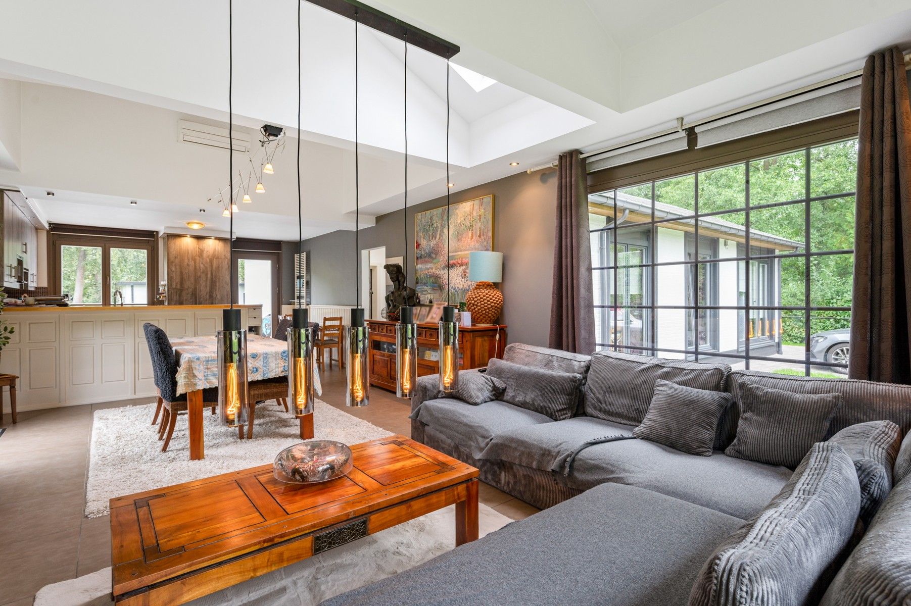 Lichtrijke laagbouwwoning met zwembad en werkplaats foto 12