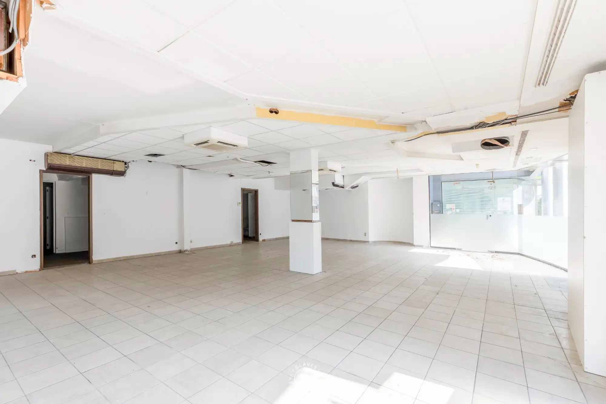 Commerciële toplocatie: handelspand met brede etalage en veel passage foto 3