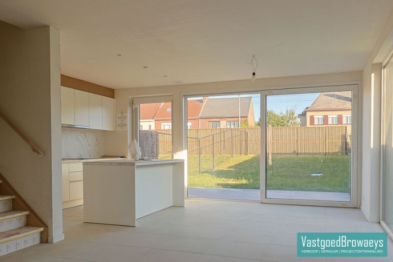 HOB met garage en zonrijke tuin nabij tal van verbindingswegen foto 11