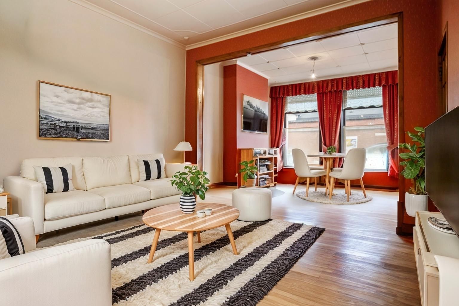 Ruime, verzorgde rijwoning met 4 slaapkamers, tuin en garage op centrale ligging te Menen foto 2