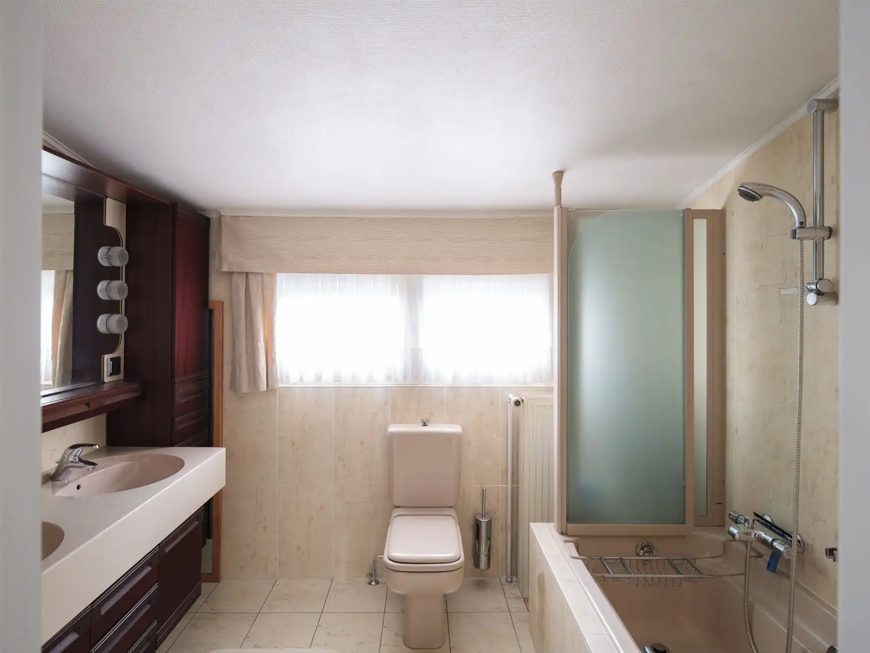 Ruime gezinswoning met vier slaapkamers en tuin in Drongen. foto 24