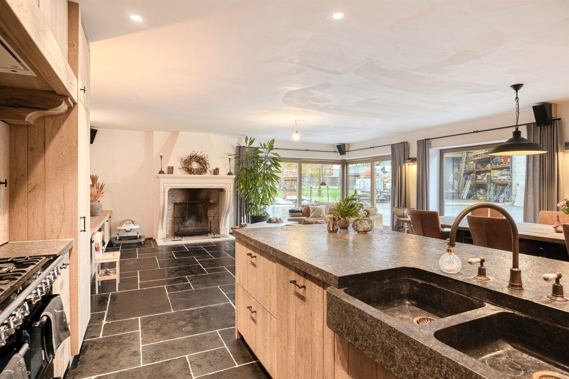 Volledige gerenoveerde woning met loods foto 10