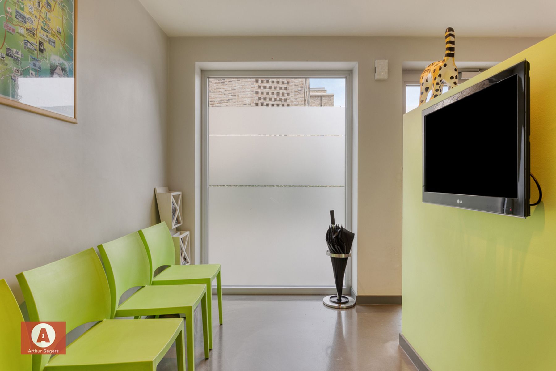 Energiezuinige handelsruimte + 3 privé auto-parkeer-plaatsen foto 2