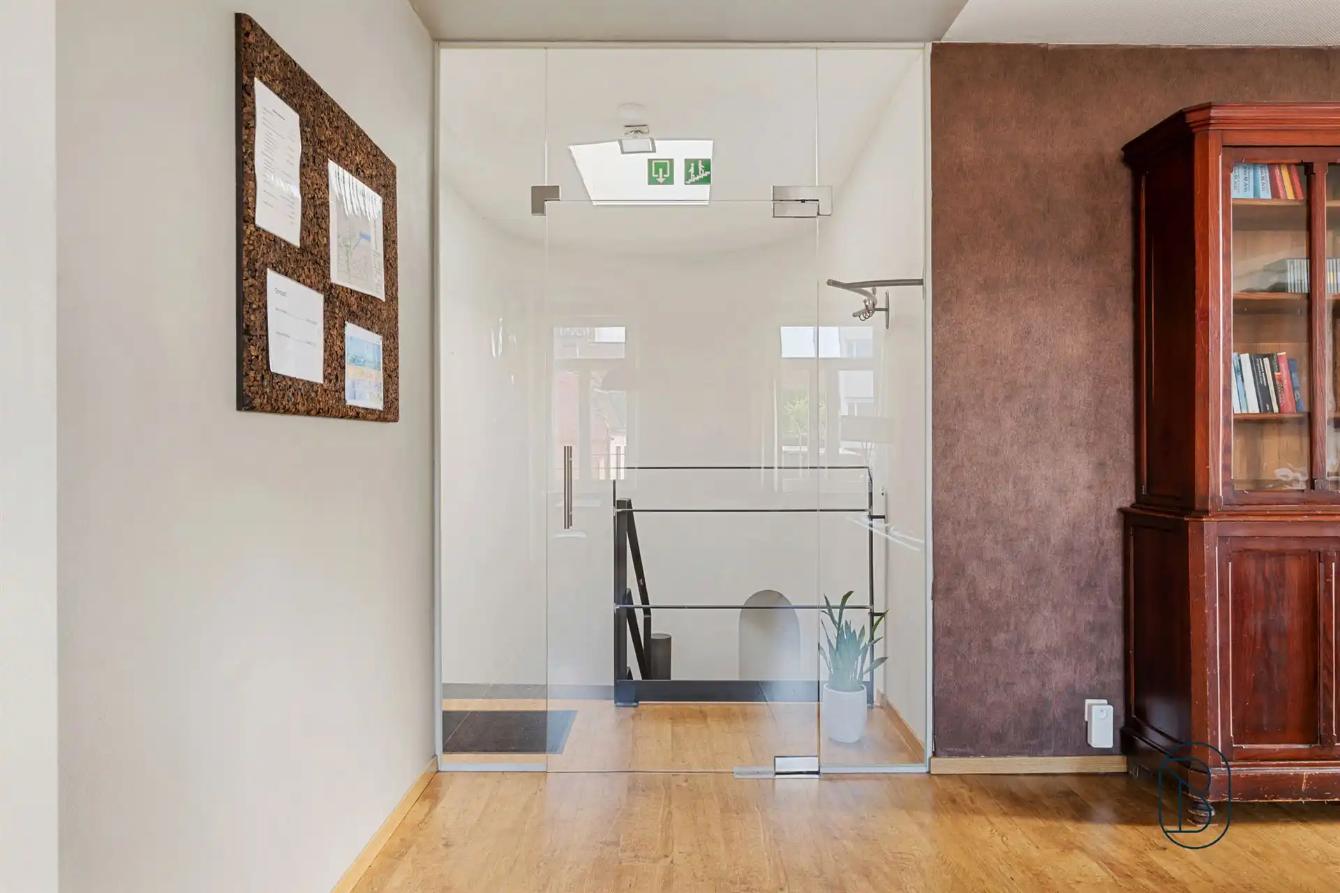 Handelspand + 2 gerenoveerde appartementen hartje Kortrijk foto 7