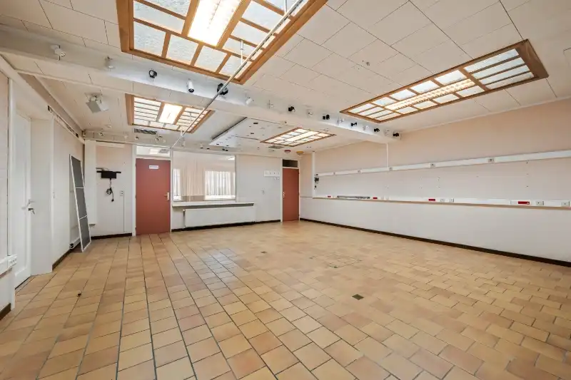 Zonnebeke-Passendale.&nbsp; Wonen en werken, grote verzorgde woning met > 5 slaapkamers en aparte >60m2 kantoorruimte / praktijk / hobbyruimte met aparte ingang. foto 21