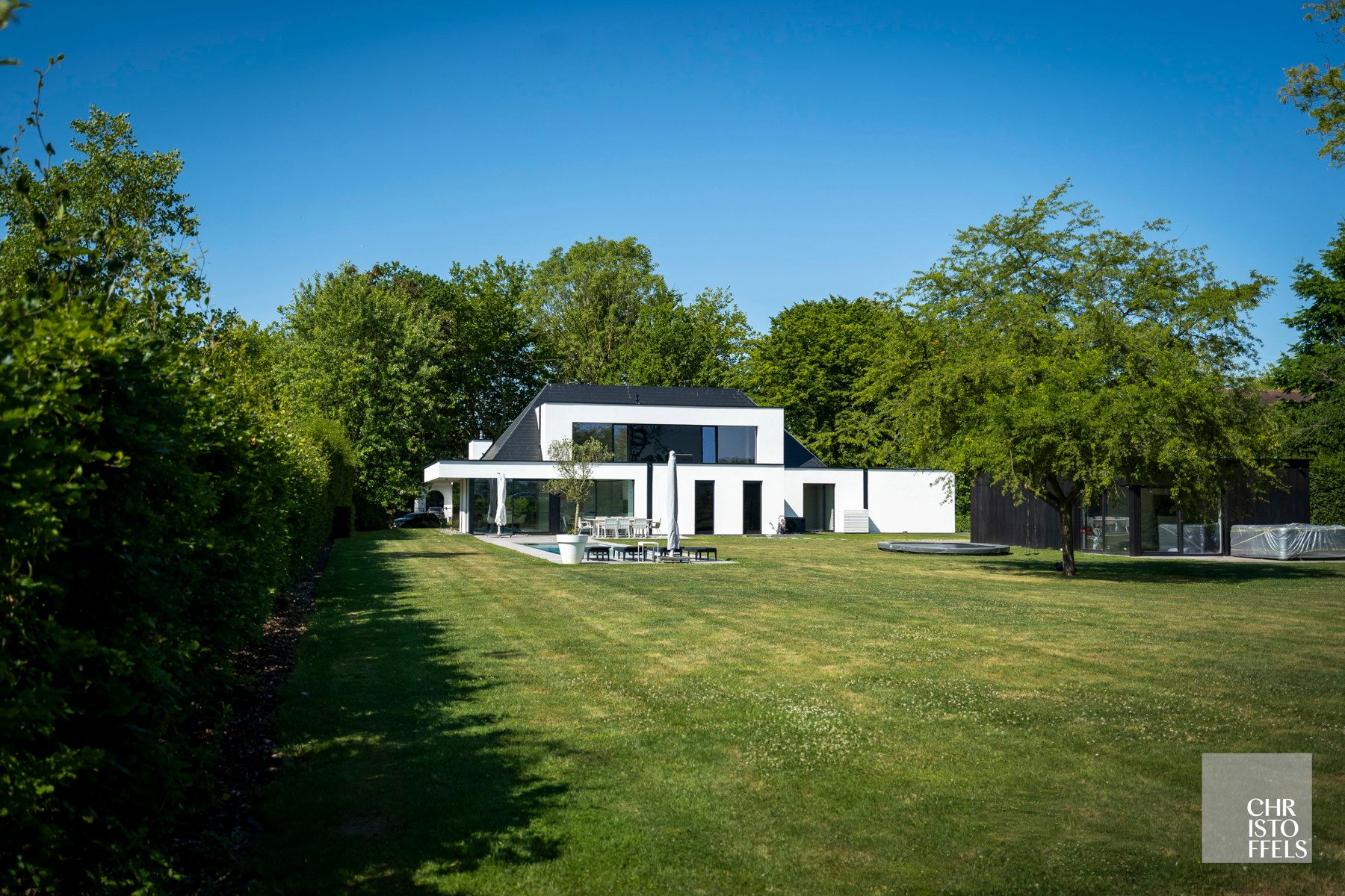 High-end gerenoveerde eigentijdse villa op een perceel van 4.379m² te Hasselt! foto 36