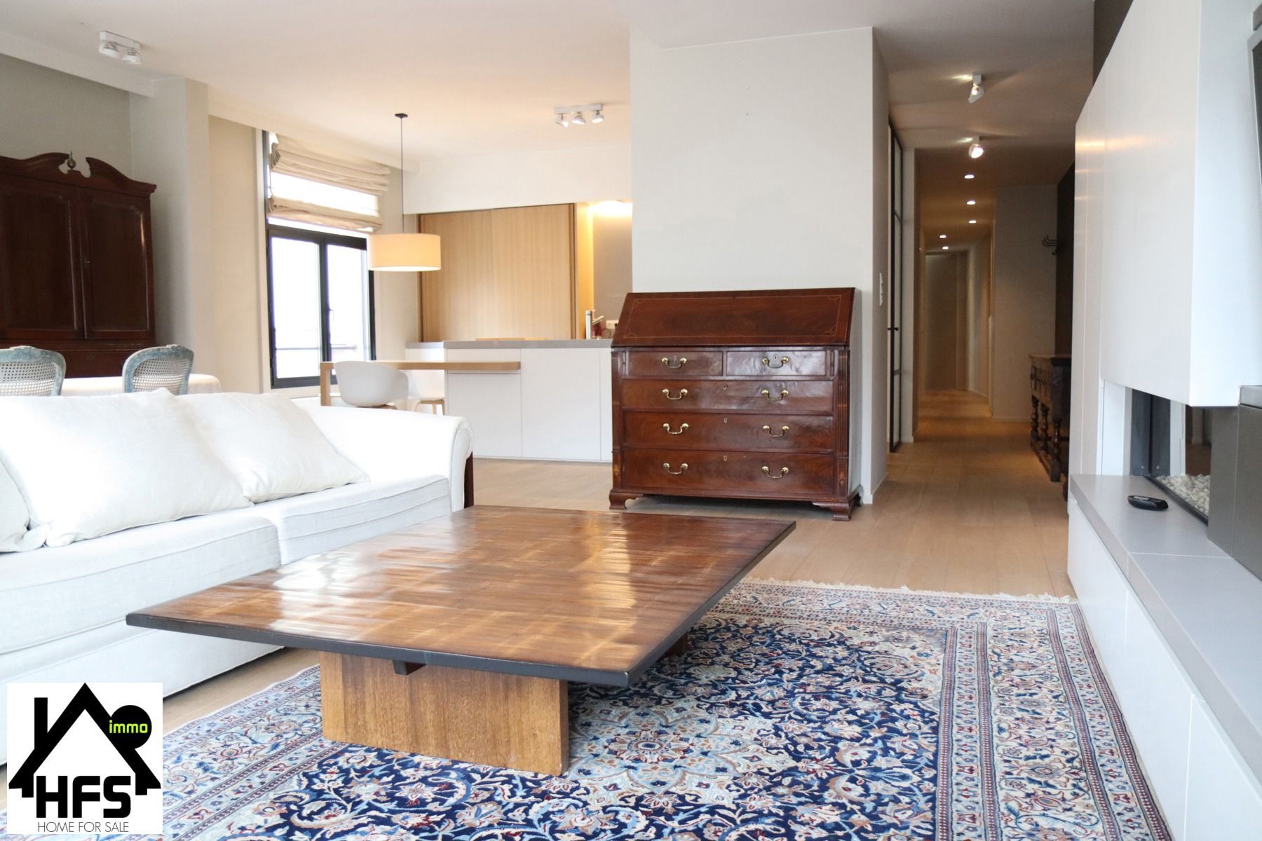 App op topligging op de Ijzerenleen met zicht op de historische gebouwen en Sint Rombouts toren foto 3