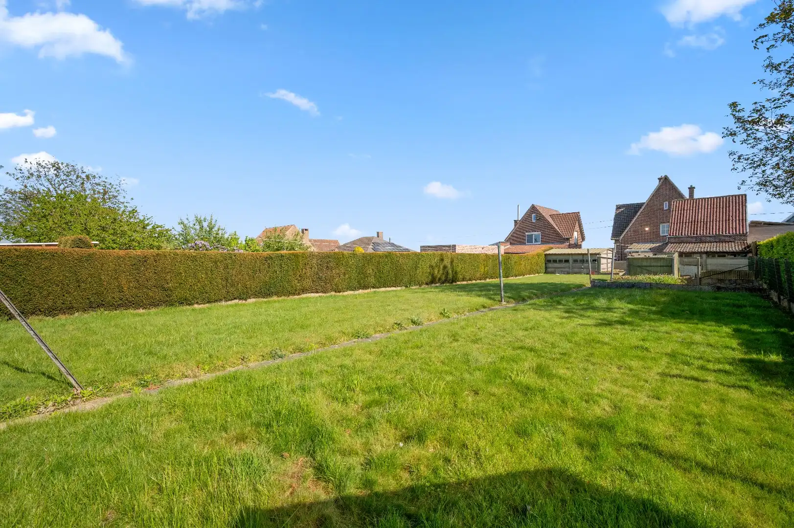 Te renoveren half open bebouwing met een ruime tuin en een prachtig zicht op de velden foto 29