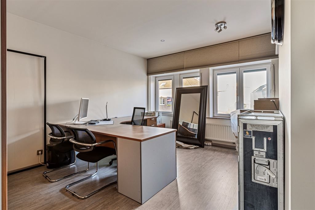 Zeer ruim, gerenoveerd duplexappartement in centrum Wezemaal foto 14