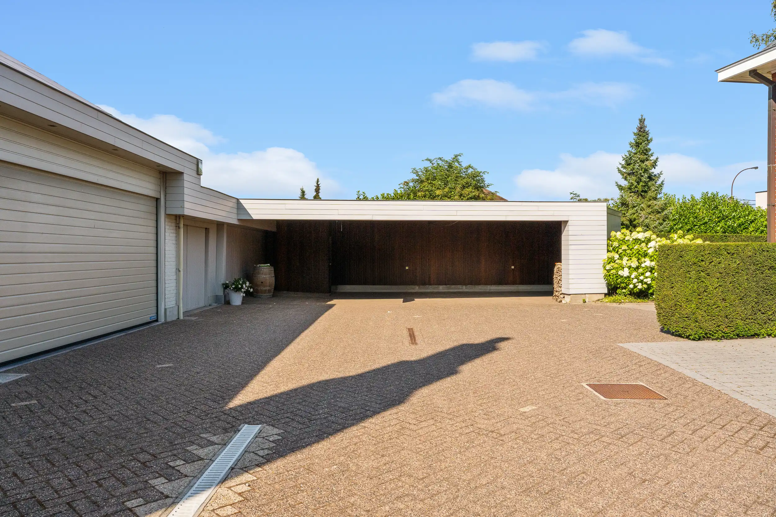 Luxueus gerenoveerde herenwoning  met loods op 2.137m² foto 7