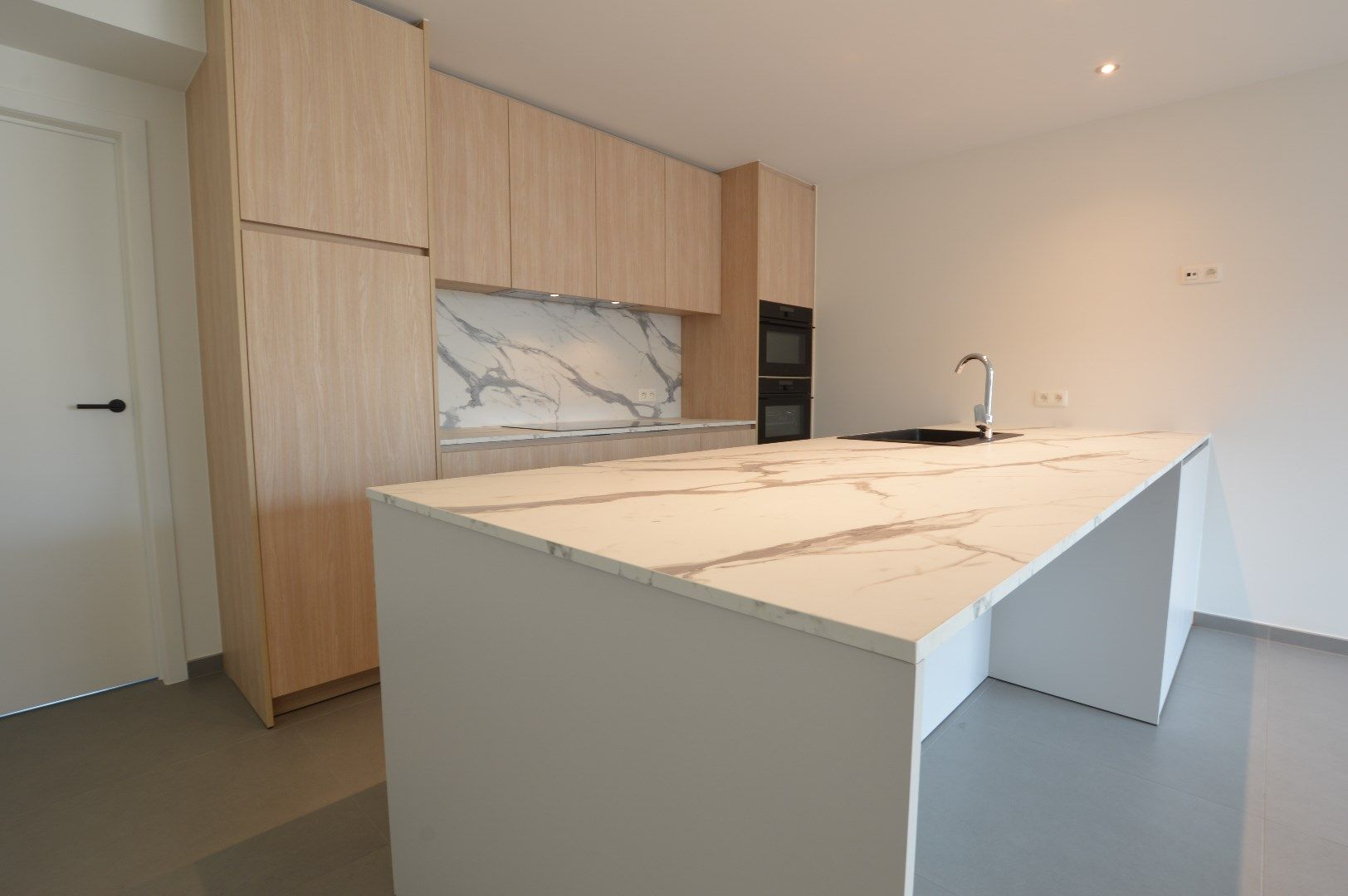 Ruim instapklaar nieuwbouwappartement (167 m²) met 3 slaapkamers en groot terras in centrum Eernegem foto 3