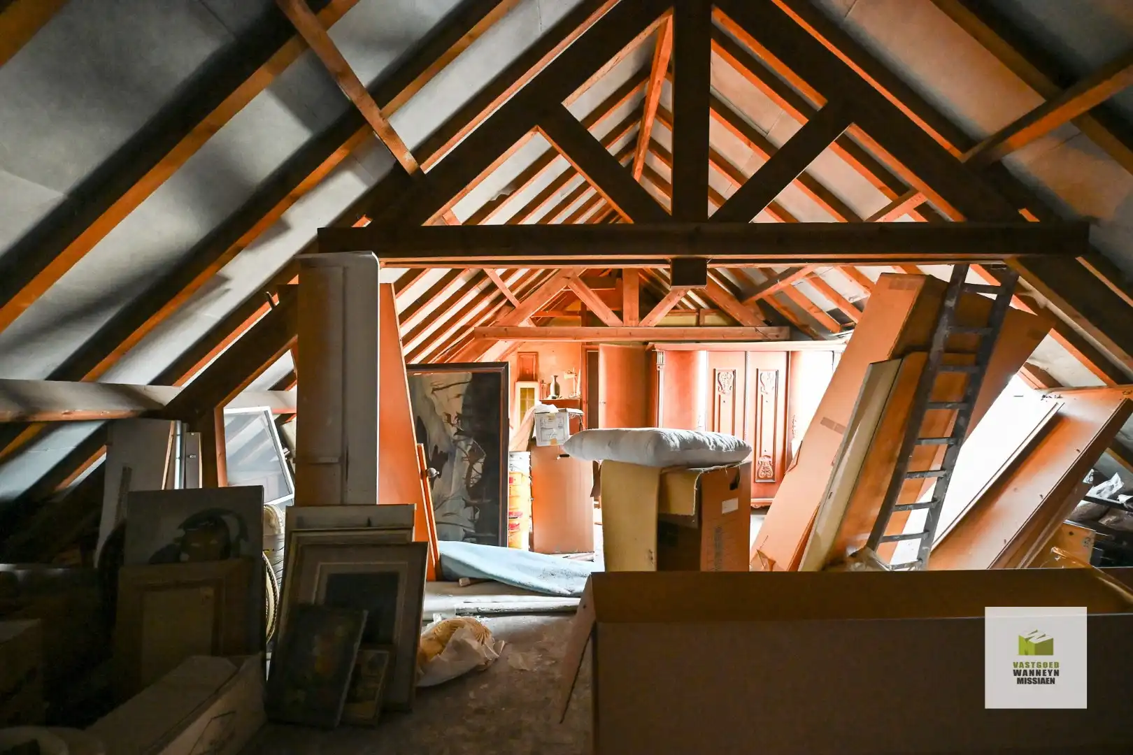 Ruime te renoveren gezinswoning met grote garage en 4 slaapkamers op 349 m2 foto 22