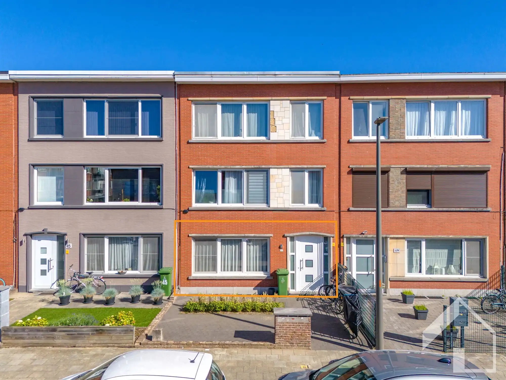 Instapklaar gelijkvloers appartement met 2 slaapkamers, tuin en terras foto {{pictureIndex}}