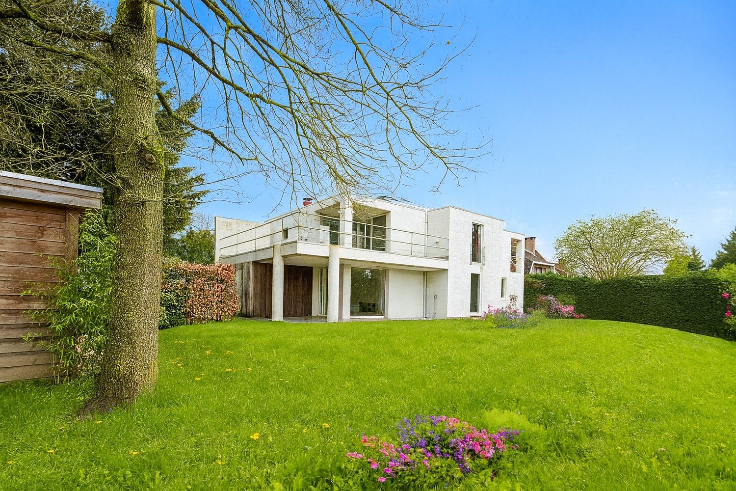 Hoofdfoto van de publicatie: Moderne villa met ruime leefruimte, 4 slaapkamers en 2 badkamers op 13 are in gegeerde buurt Neerharen- Lanaken