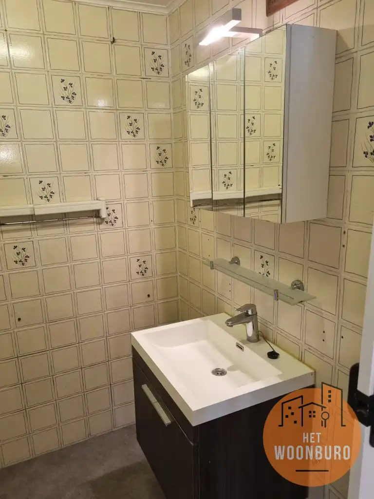 Woning in goede staat met 2 slpks, veranda en garage foto 9