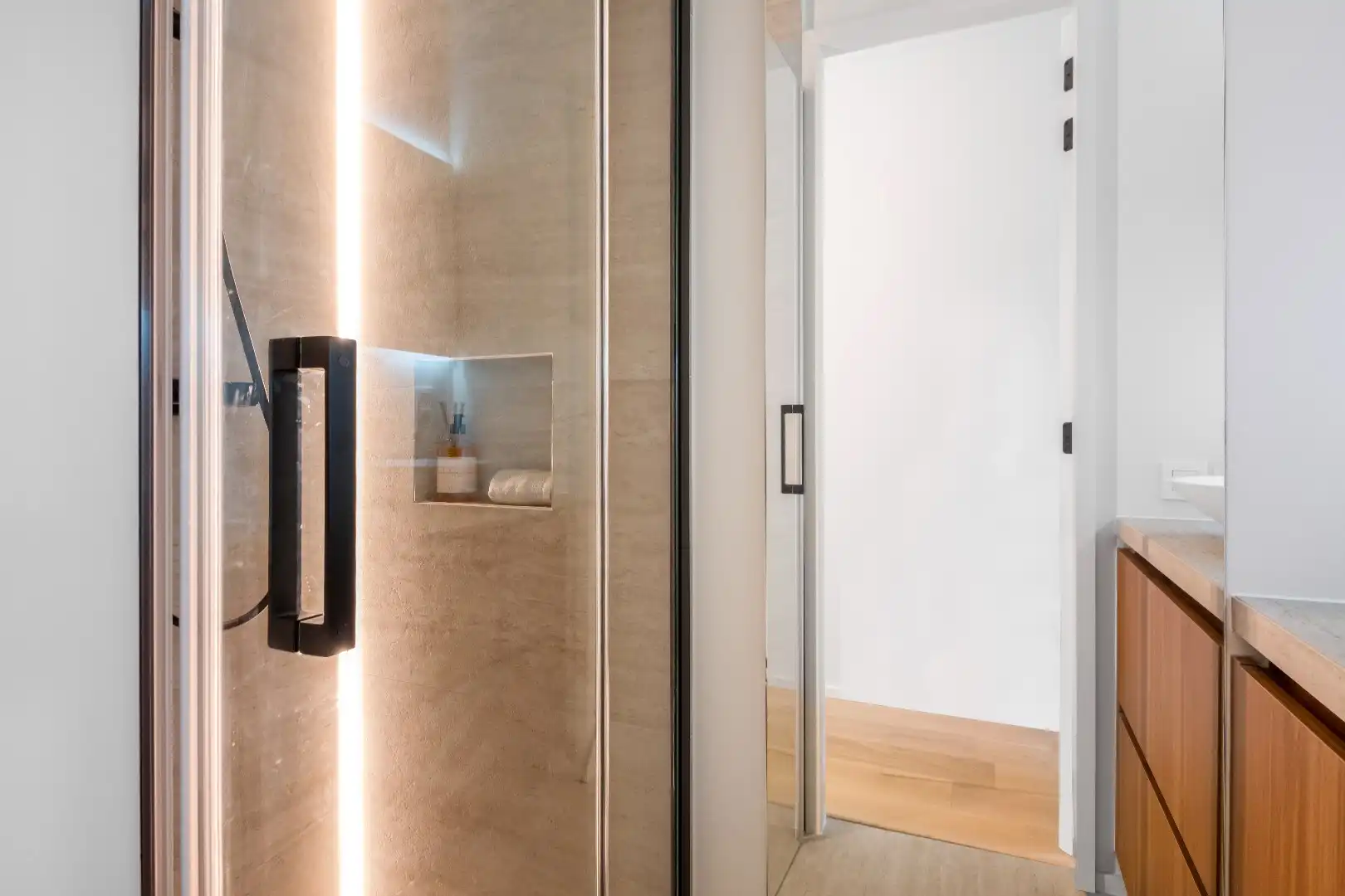 Luxueus vernieuwd appartement, gelegen in de Kustlaan, tussen het Van Bunnenplein en het Lichttorenplein. foto 5