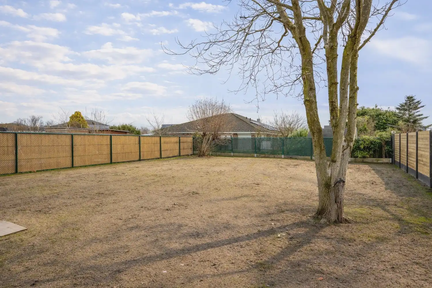 Gerenoveerde gezinswoning met 4 slaapkamers, garage en grote zonnige tuin rustig gelegen vlakbij het centrum van Lochristi. foto 2