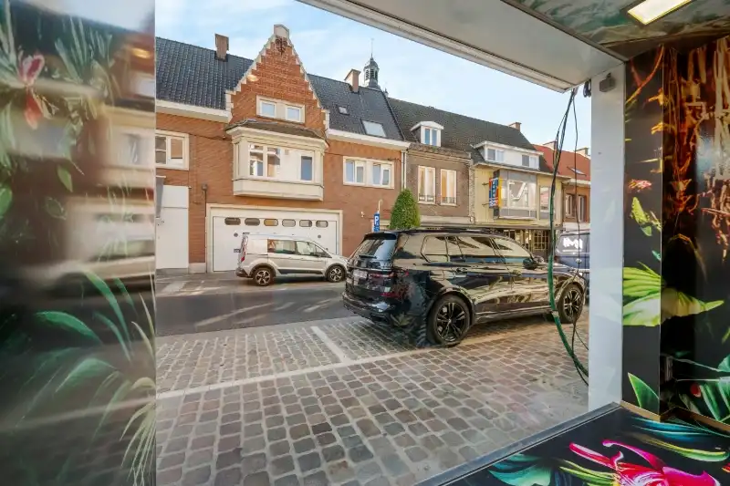 Roeselare-Manestraat. Multifunctioneel handelspand : gelijkvloerse handelsruimte met etalage en + 3 verdiepingen appartement / extra workspace.  Dichtbij de markt en alle parkeerplaatsen. foto 4