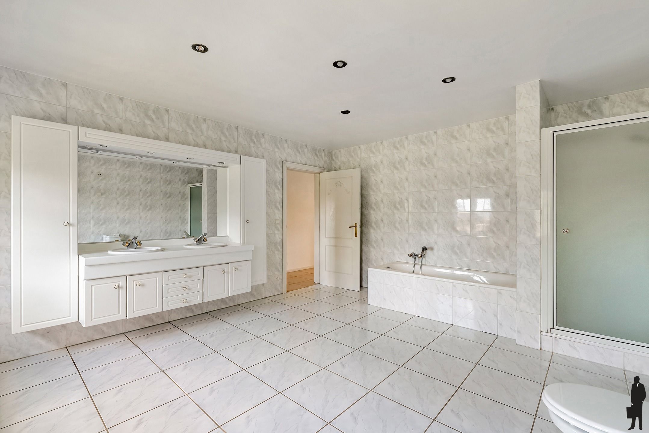 Riante villa met 4 slpk. op perceel van 2.543m²  foto 19