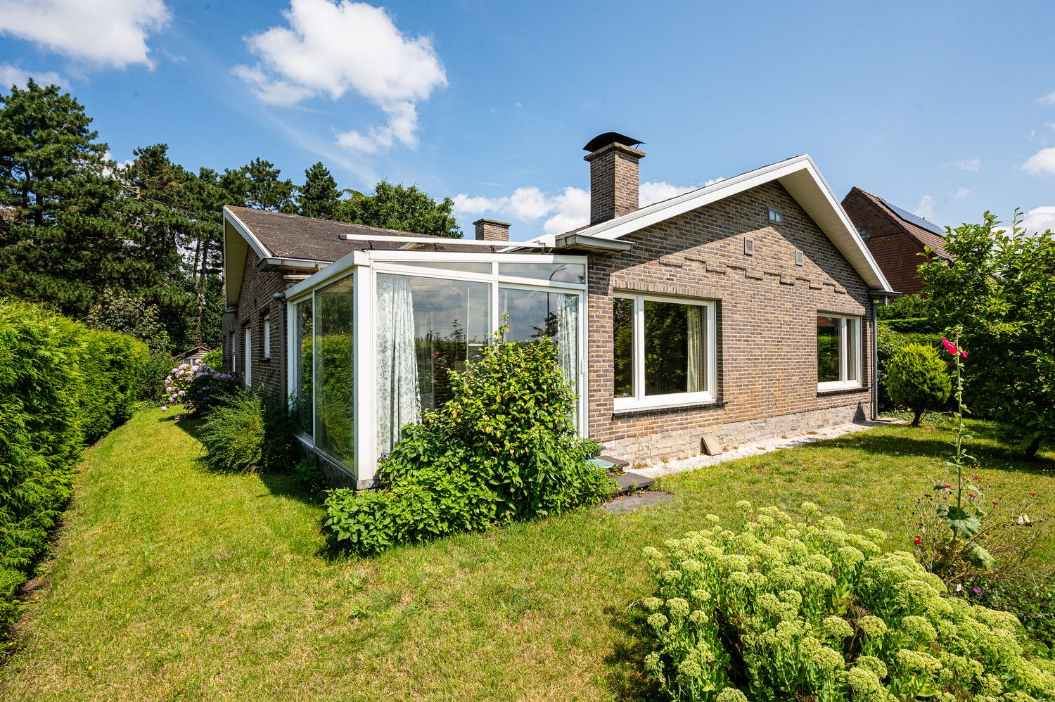 Hoofdfoto van de publicatie: Te renoveren alleenstaande woning omgeven door het groen en op enkele minuten van het centrum!