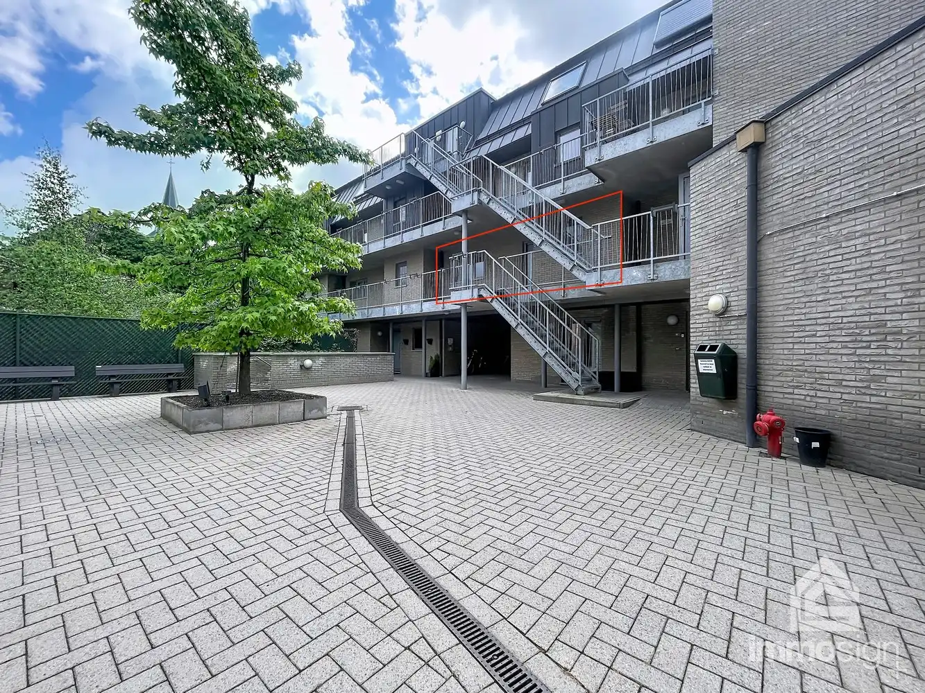 Praktisch appartement gelegen in het centrum van Bree! foto {{pictureIndex}}