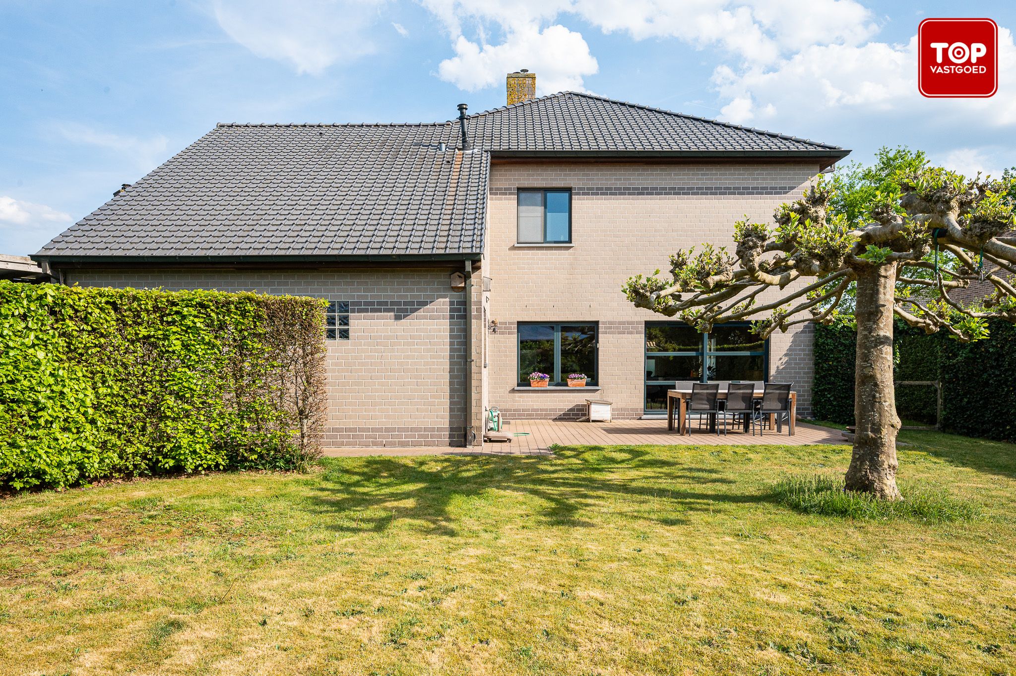 Energiezuinige villa met 4 slaapkamers, ruime tuin in een doodlopende straat foto {{pictureIndex}}