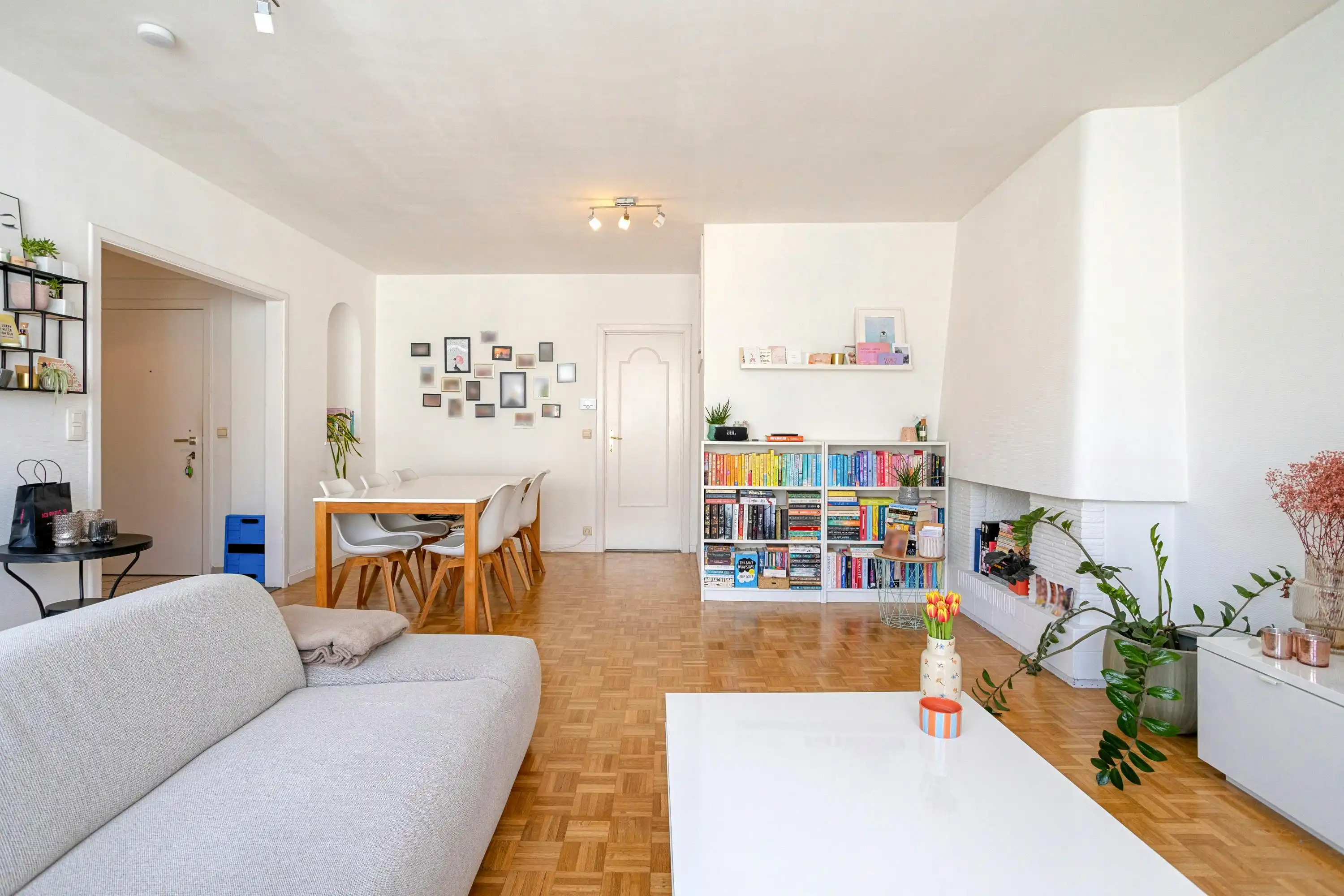 Lichtrijk appartement met 2 slaapkamers te koop in Brugge foto 2