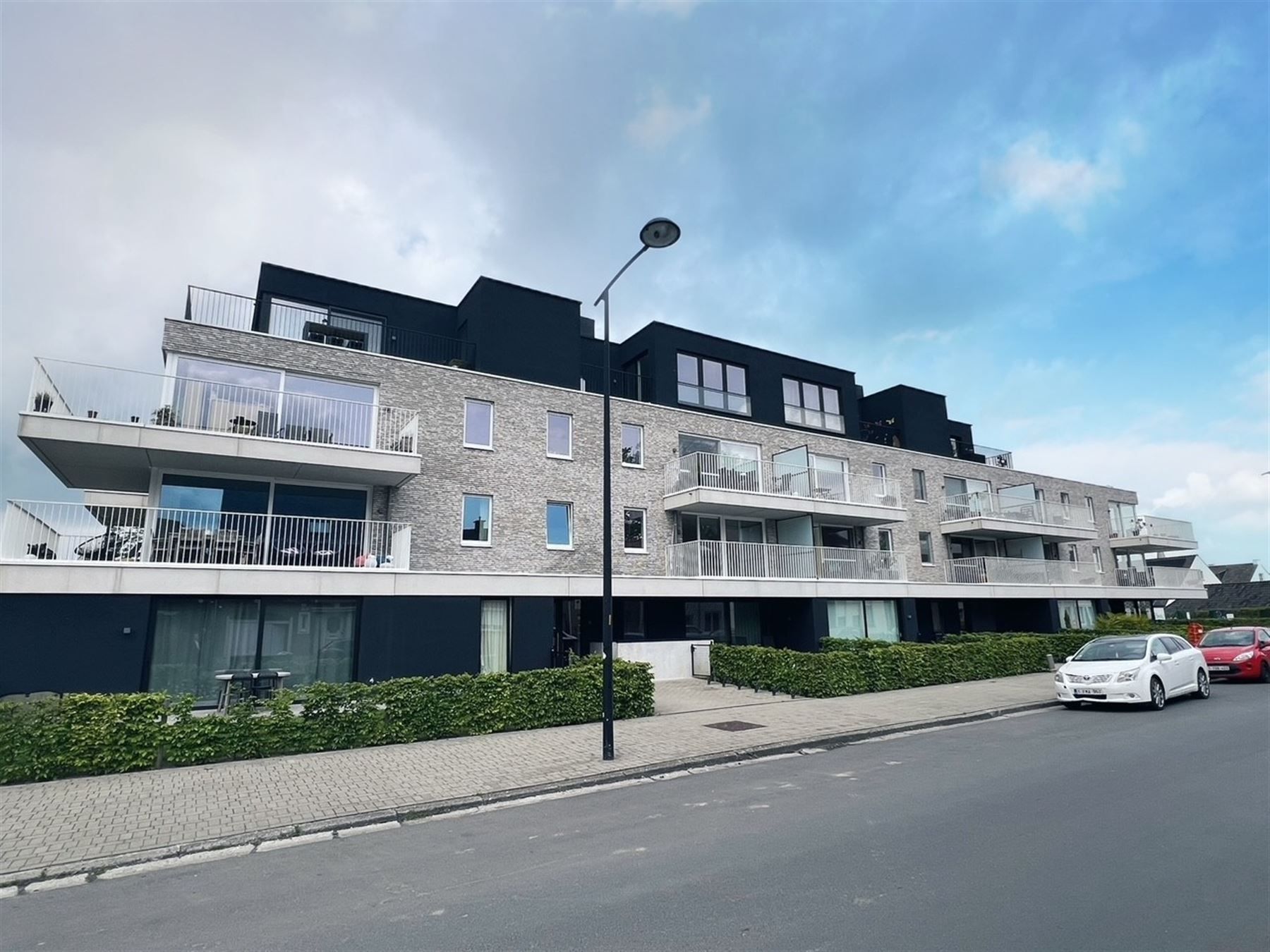 Comfortabel, goed gelegen appartement met 2 slaapkamers, terras en garage foto {{pictureIndex}}