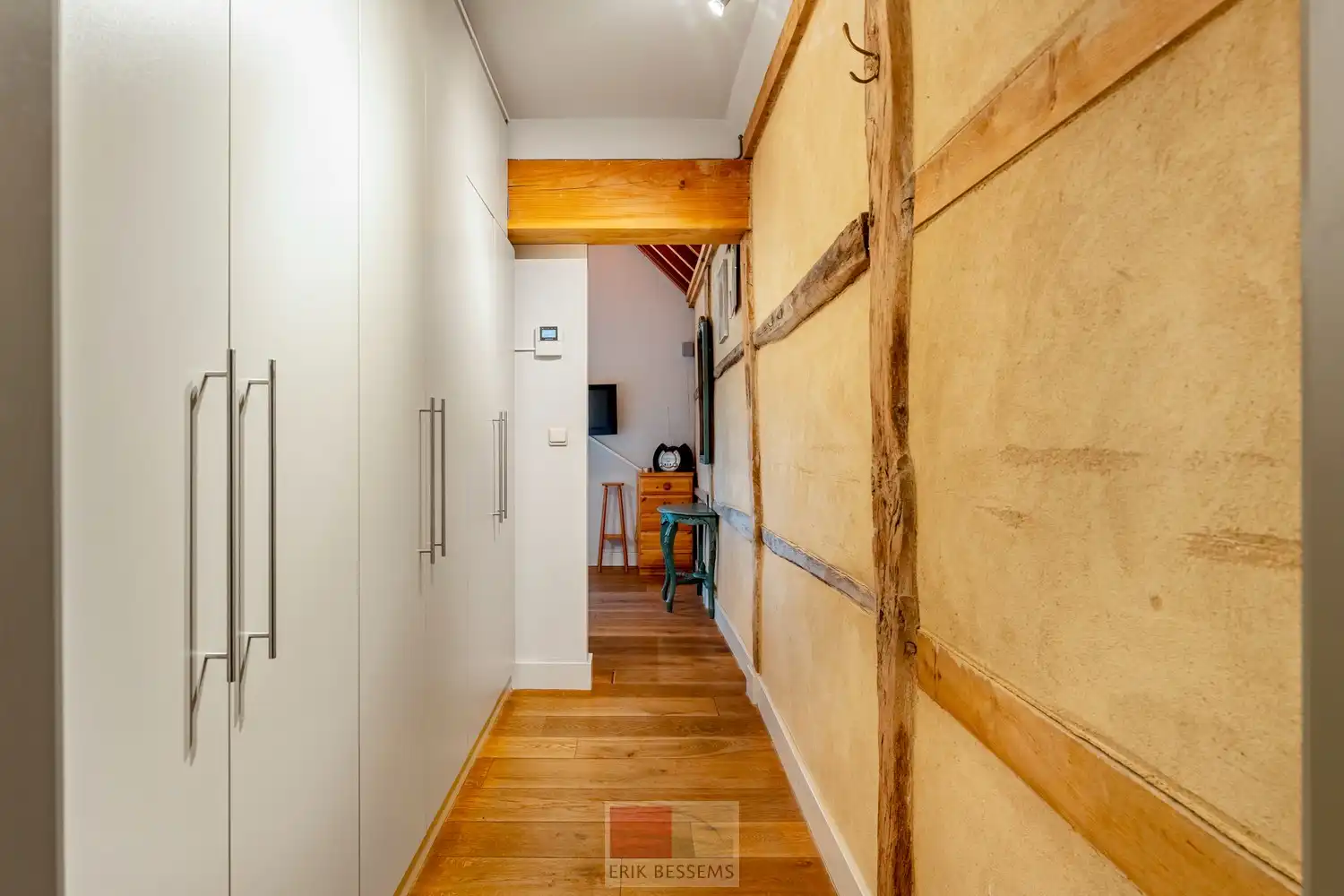 Een zeer karaktervol woonerf van maar liefst 3996 m² met bijzondere uitstraling, bestaande uit een prachtige hoofdwoning (voormalige schuur en stallen) en een charmant vakwerkhuis. foto 23