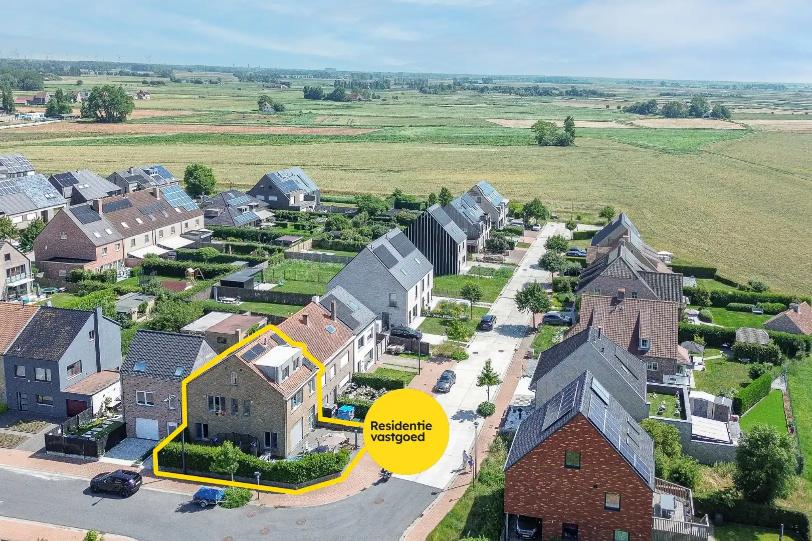 Instapklare halfopen bebouwing met 3 slaapkamers & ruime garage in rustige woonwijk  foto {{pictureIndex}}