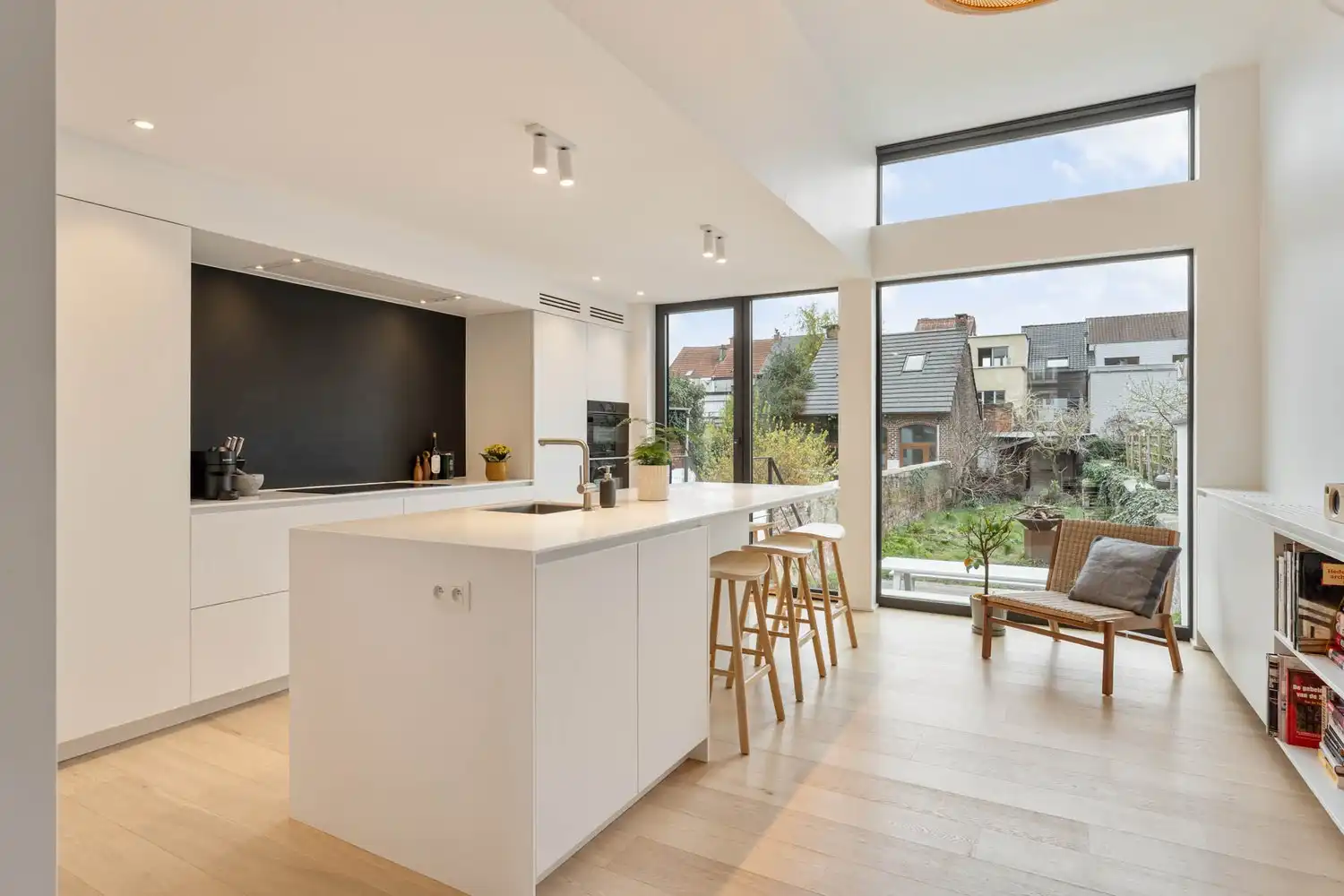 Prachtig gerenoveerd en energiezuinig herenhuis met 5 slaapkamers, 2 badkamers en een tuin op een toplocatie nabij het station van Leuven! foto 5