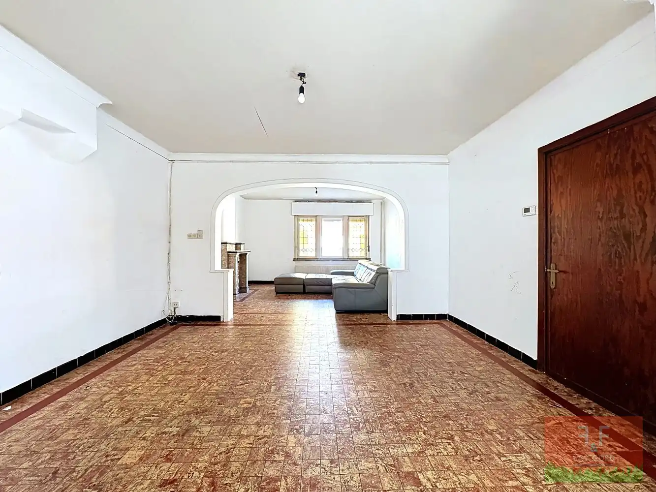 Open bebouwing met 6 slaapkamers, 3 badkamers, inpandige garage en ruime tuin foto 3