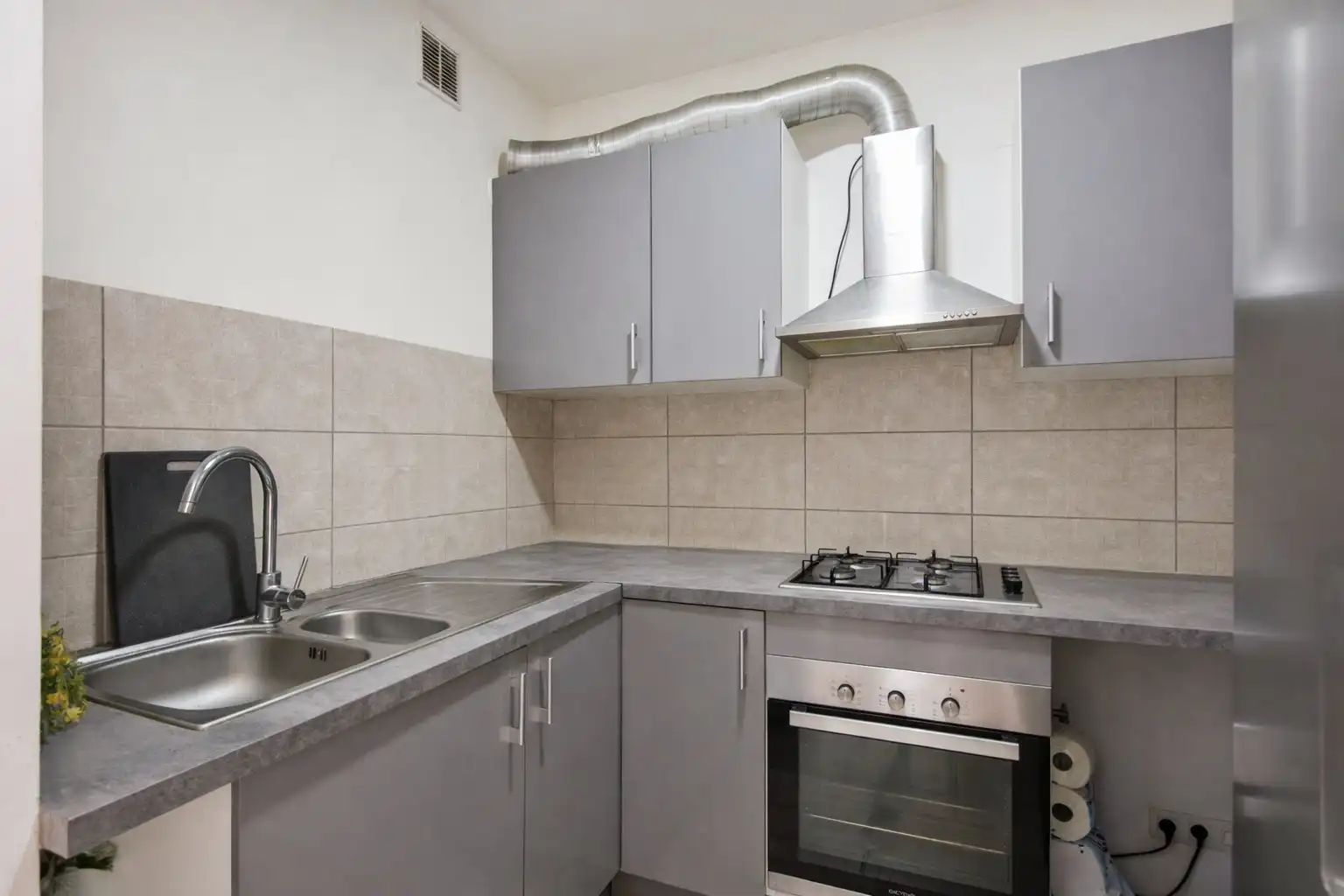 Kleinschalig gebouw met 2 appartementen en ruime garage met tuin in het centrum van Willebroek foto 4