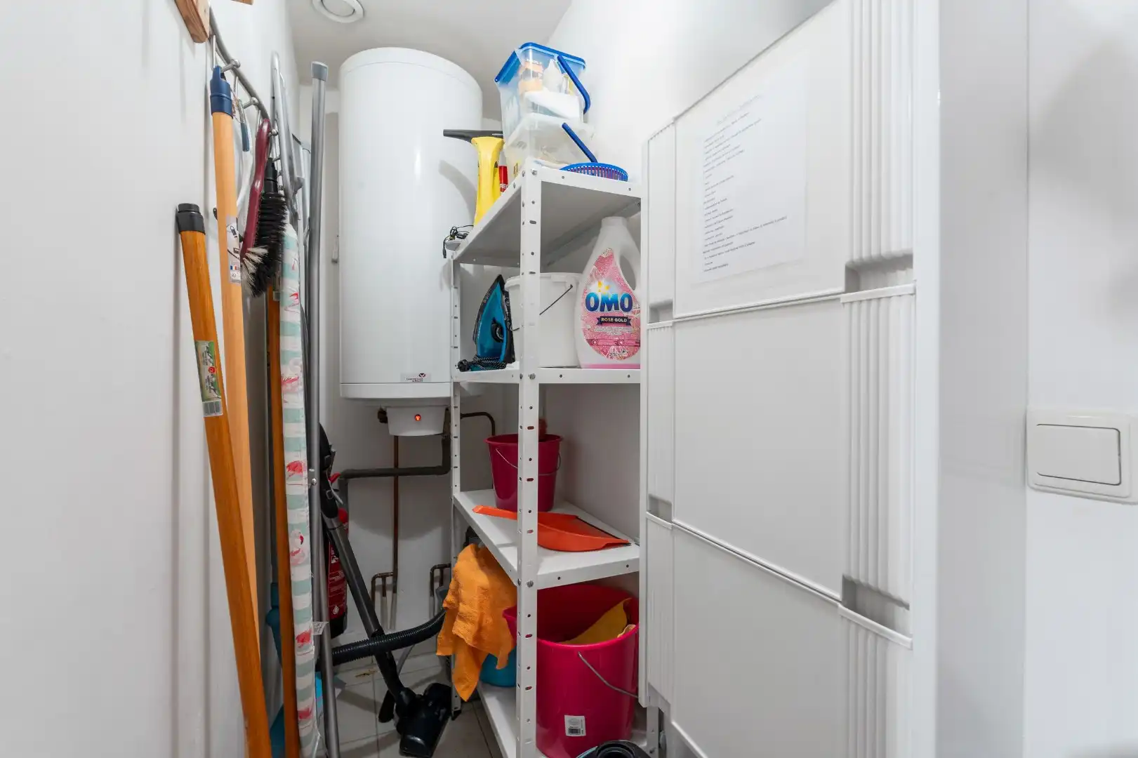 Modern gemeubeld 2 slaapkamerappartement met garage TE KOOP foto 12